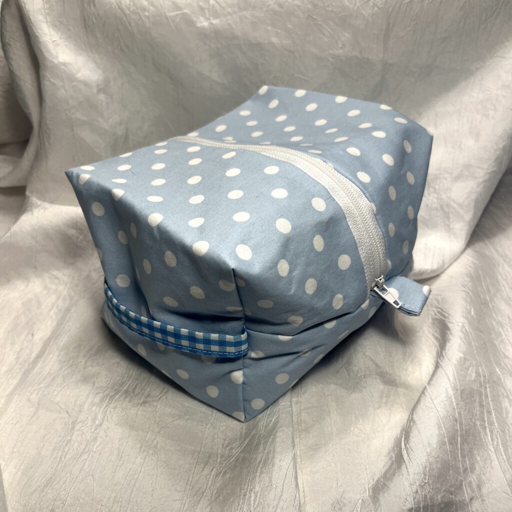 Dieses Bild hat ein leeres Alt-Attribut. Der Dateiname ist Blau-weiss-gepunktet-BoxyBag-gross-1024x1024.jpg